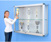Aluvitrine Modell (Breite: 150 cm) Türen: Sicherheitsglas Seiten: Acr 5